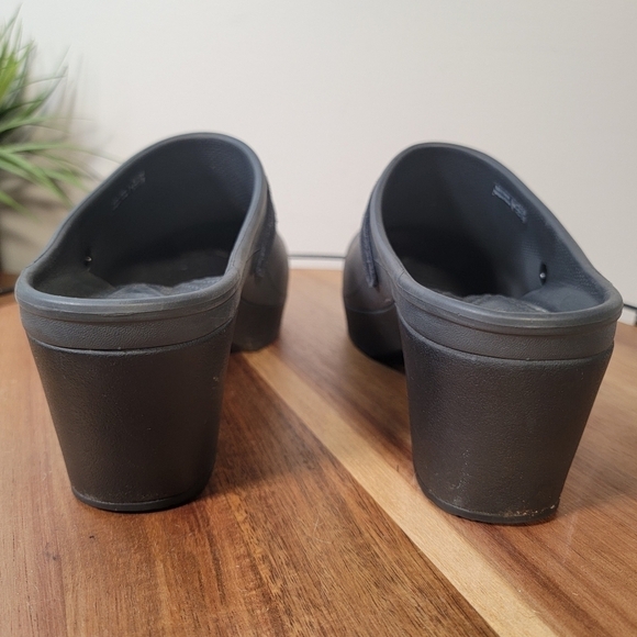 CROCS Sarah Clogs Heels Strap and Buckle Size 9 - Picture 5 of 17